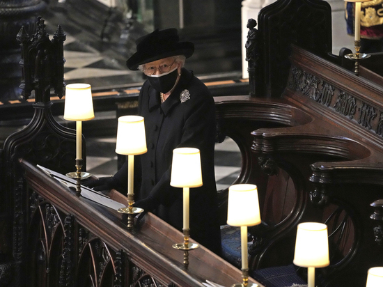 На похоронах Филиппа Елизавета II столкнулась с безжалостным одиночеством