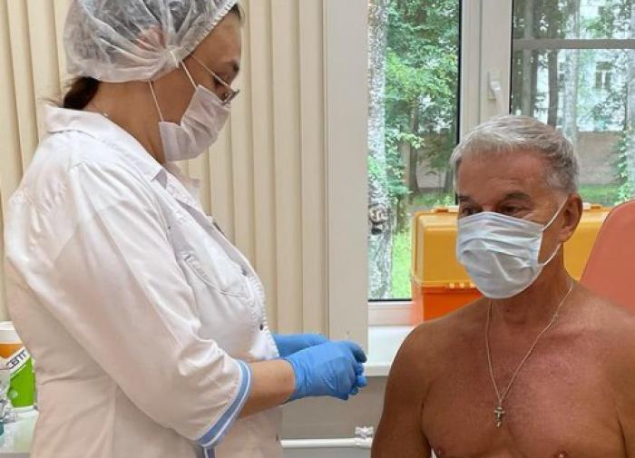 Это игра со смертью: Газманов сделал прививку от коронавируса