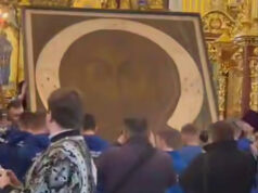 «Спаса Неруковторного» вносили в донецкий храм ввосьмером
