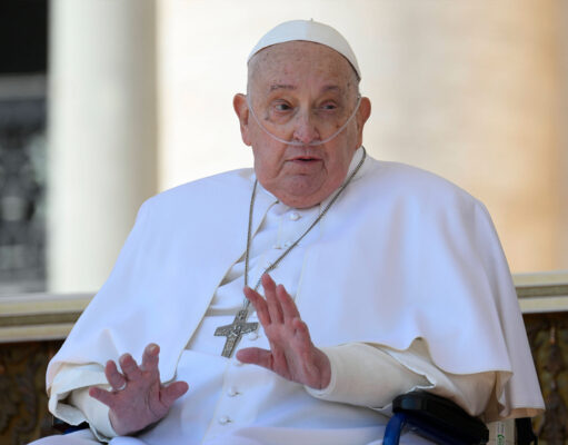 Выписанный из больницы Папа Римский совершил неожиданный поступок