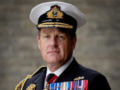 Глава Королевского военно-морского флота отстранен от должности из-за «аморалки» с офицером