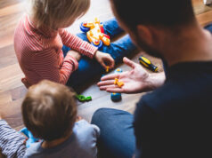 Первый – как куколка, третий – как котенок: родители рассказали, почему по-разному воспитывают детей