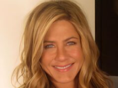 Риз Уизерспун рассказала, чему 25 лет учится у Дженнифер Энистон — и это не актёрство