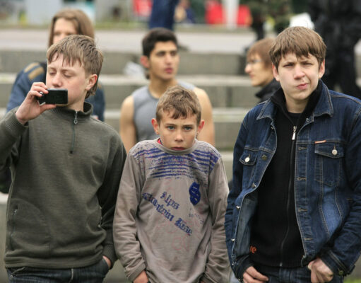 «Я нюхал клей»: дети 11-12 лет имеют больше вредных привычек, чем думают их родители