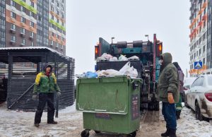 В праздники Москва балансирует на грани мусорного коллапса: спасают аварийщики