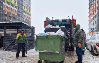 В праздники Москва балансирует на грани мусорного коллапса: спасают аварийщики