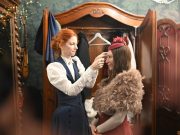 В 2026 году мода вернет женщинам шляпки «таблетки», котелки «колокольчики», а еще широкополую «федору»