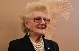 90-летняя Дружинина внезапно удивила: прошлась по сугробам голыми ногами