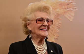 90-летняя Дружинина внезапно удивила: прошлась по сугробам голыми ногами