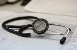 Присутствовавший при вскрытии Эпштейна врач подверг сомнению официальную версию смерти педофила