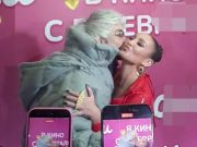 На кинопремьере Киркоров целовался с Бузовой, а она его раздевала