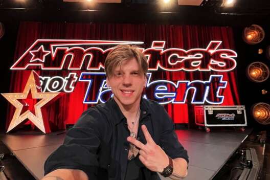 
            Украинский хореограф покорил жюри America's Got Talent необычным номером        