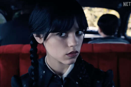 В тизере сериала "Уэнсдэй" Уэнсдэй Аддамс попадает в мрачную академию